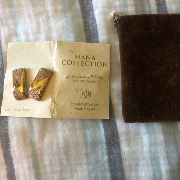 Gold glazed leaf earrings. - Picture 1 of 3